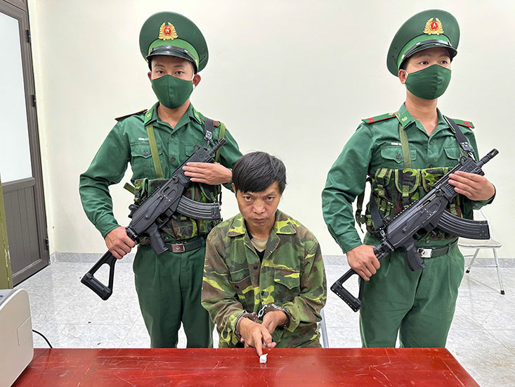 Đối tượng Hờ A Thọ cùng tang vật vụ án. Ảnh: Anh Dũng