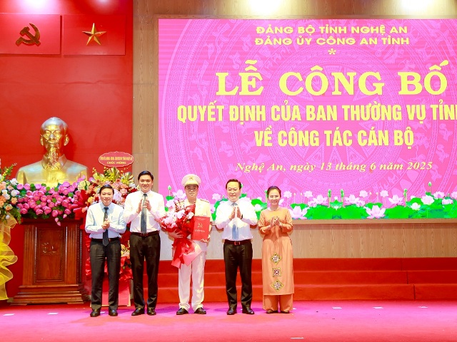 Các đồng chí trongThường trực Tỉnh ủy chụp ảnh lưu niệm với đồng chí Đại tá Đinh Việt Dũng, tân Bí thư Đảng ủy, Giám đốc Công an tỉnh. Các đồng chí trongThường trực Tỉnh ủy chụp ảnh lưu niệm với đồng chí Đại tá Đinh Việt Dũng, tân Bí thư Đảng ủy, Giám đốc Công an tỉnh.