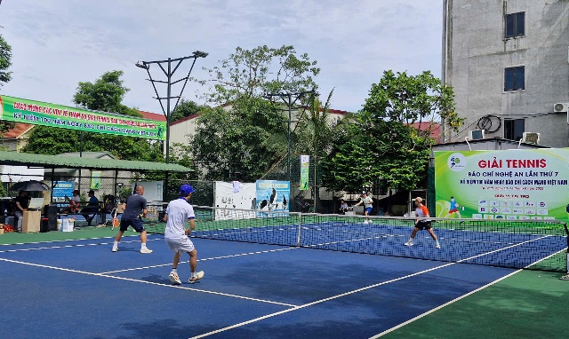 Các vận động viên thi đấu sôi nổi tại Giải Tennis Báo chí Nghệ An lần thứ 7.