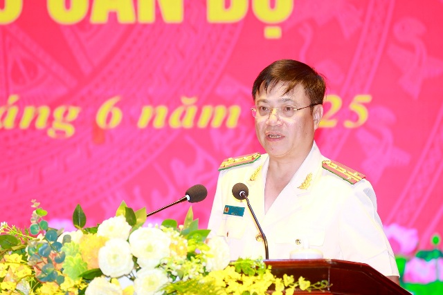 Đại tá Đinh Việt Dũng, tân Bí thư Đảng ủy, Giám đốc Công an tỉnh Nghệ An phát biểu tại buổi lễ. Đại tá Đinh Việt Dũng, tân Bí thư Đảng ủy, Giám đốc Công an tỉnh Nghệ An phát biểu tại buổi lễ.
