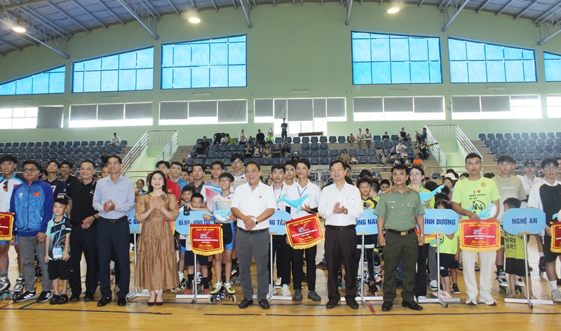 Ban tổ chức trao cờ lưu niệm cho các đơn vị về dự giải