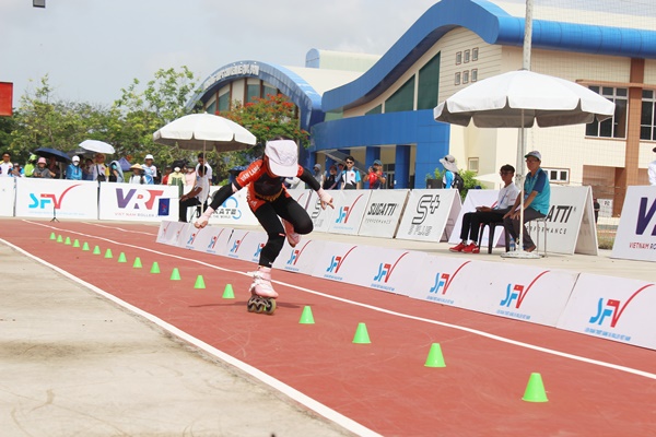 Một VĐV nhí thi đấu ở nội dung Patin tốc độ