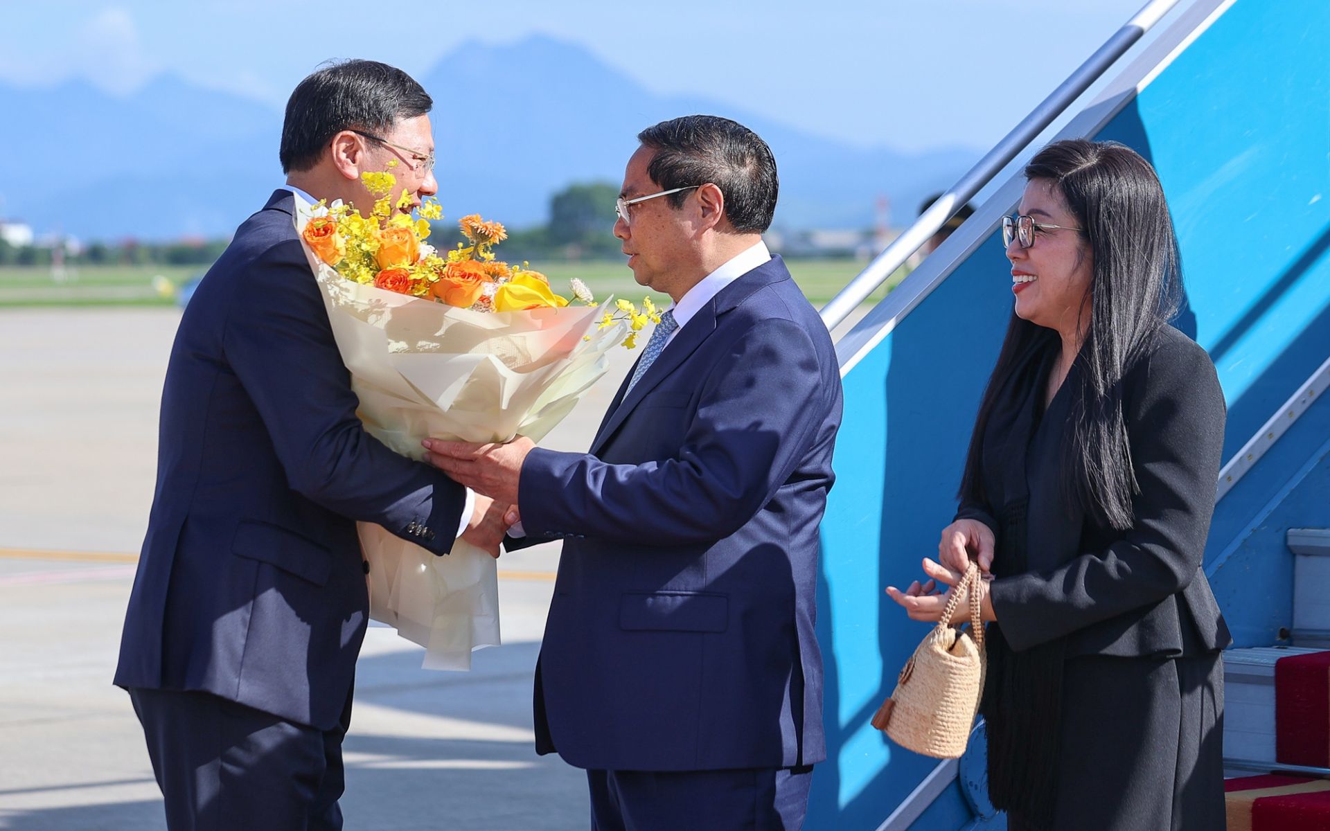 Phó Chủ nhiệm Văn phòng Chính phủ Phạm Mạnh Cường đón Thủ tướng Chính phủ Phạm Minh Chính và Phu nhân tại sân bay Nội Bài - Ảnh: VGP/Nhật Bắc