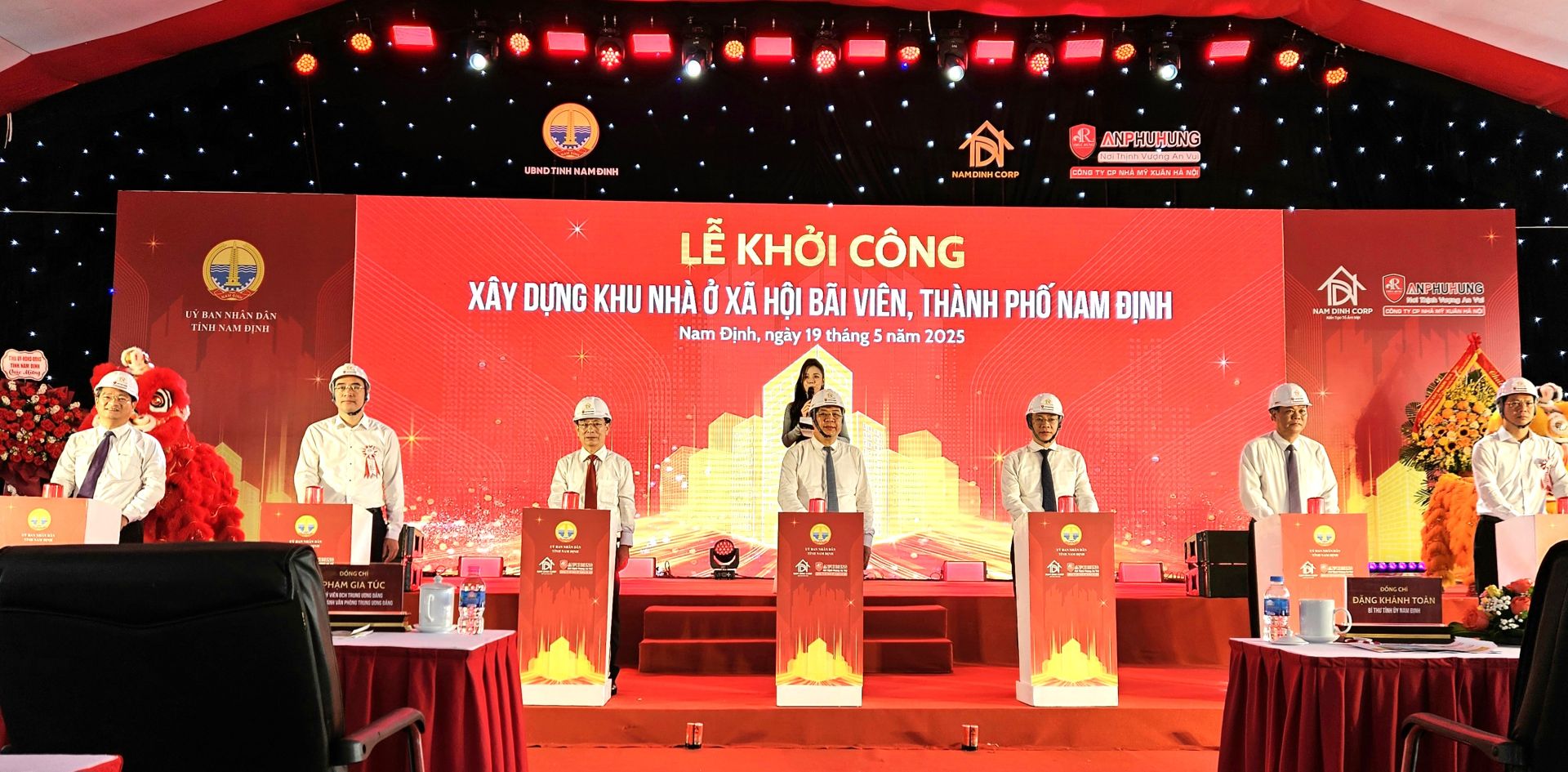 Các đại biểu thực hiện nghi thức ấn nút khởi công xây dựng khu nhà ở xã hội Bãi Viên