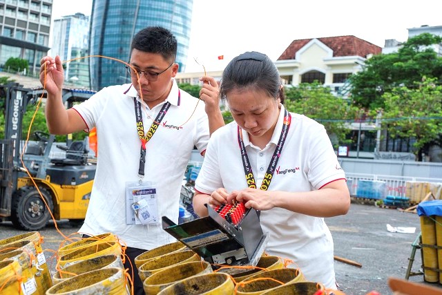 Đêm thi thứ ba của DIFF 2025 là một trong những đêm được khán giả mong chờ nhất, khi đánh dấu sự trở lại của đương kim á quân Jiangxi Yangfeng đến từ Trung Quốc – quốc gia được mệnh danh là cái nôi của nghệ thuật pháo hoa. Đêm thi thứ ba của DIFF 2025 là một trong những đêm được khán giả mong chờ nhất, khi đánh dấu sự trở lại của đương kim á quân Jiangxi Yangfeng đến từ Trung Quốc – quốc gia được mệnh danh là cái nôi của nghệ thuật pháo hoa.