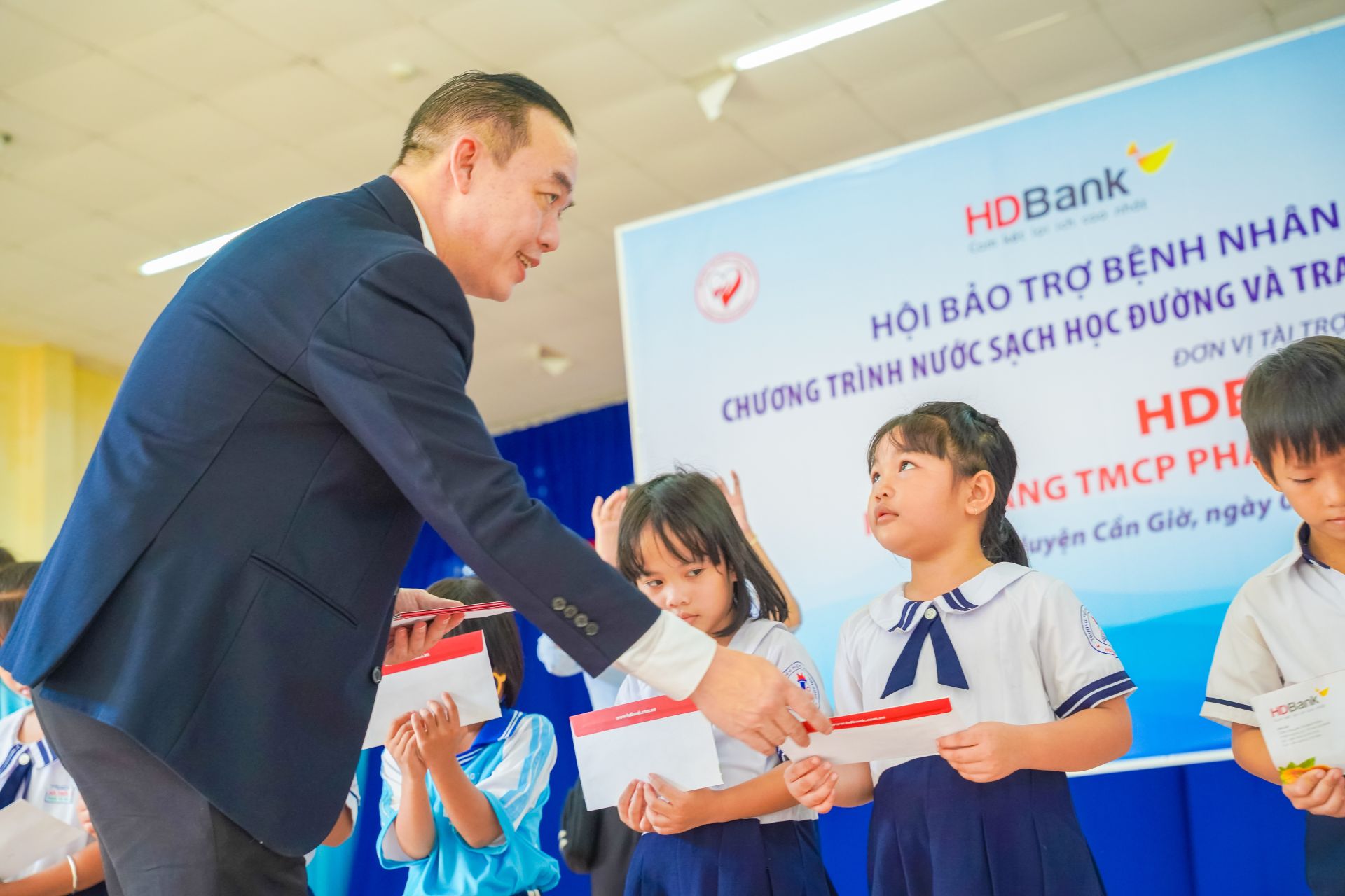 Đại diện HDBank trao tặng học bổng cho các em học sinh tại huyện Cần Giờ Đại diện HDBank trao tặng học bổng cho các em học sinh tại huyện Cần Giờ