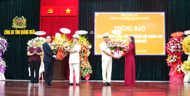 Lãnh đạo tỉnh Quảng Ngãi tặng hoa chúc mừng Đại tá Hồ Song Ân (thứ 2 từ phải sang) và Đại tá Hoàng Anh Tuấn (từ 3 từ phải sang). Lãnh đạo tỉnh Quảng Ngãi tặng hoa chúc mừng Đại tá Hồ Song Ân (thứ 2 từ phải sang) và Đại tá Hoàng Anh Tuấn (từ 3 từ phải sang).