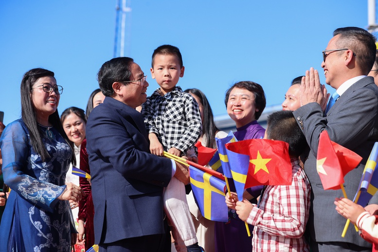 Cán bộ, nhân viên Đại sứ quán và cộng đồng người Việt Nam tại Thụy Điển tiễn Thủ tướng Phạm Minh Chính và Phu nhân - Ảnh: VGP/Nhật Bắc