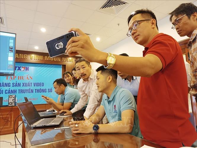 Phóng viên TTXVN trao đổi về cách dựng video bằng điện thoại di động tại lớp “Kỹ năng sản xuất video trong bối cảnh truyền thông số” được tổ chức ở Đà Nẵng. Ảnh: TTXVN Phóng viên TTXVN trao đổi về cách dựng video bằng điện thoại di động tại lớp “Kỹ năng sản xuất video trong bối cảnh truyền thông số” được tổ chức ở Đà Nẵng. Ảnh: TTXVN