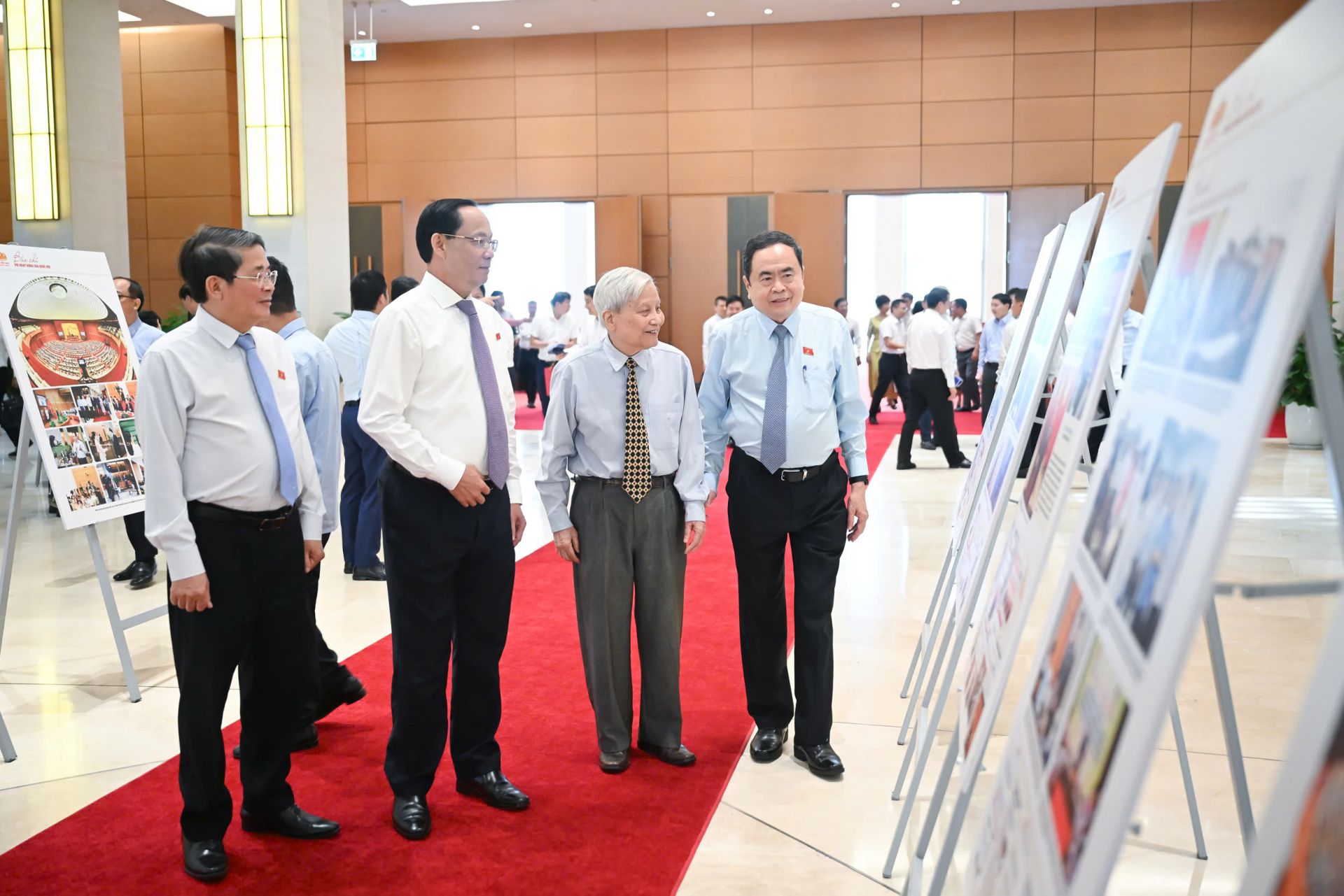 Chủ tịch Quốc hội Trần Thanh Mẫn cùng các đại biểu xem Trưng bày ảnh về hoạt động báo chí tại Quốc hội Chủ tịch Quốc hội Trần Thanh Mẫn cùng các đại biểu xem Trưng bày ảnh về hoạt động báo chí tại Quốc hội