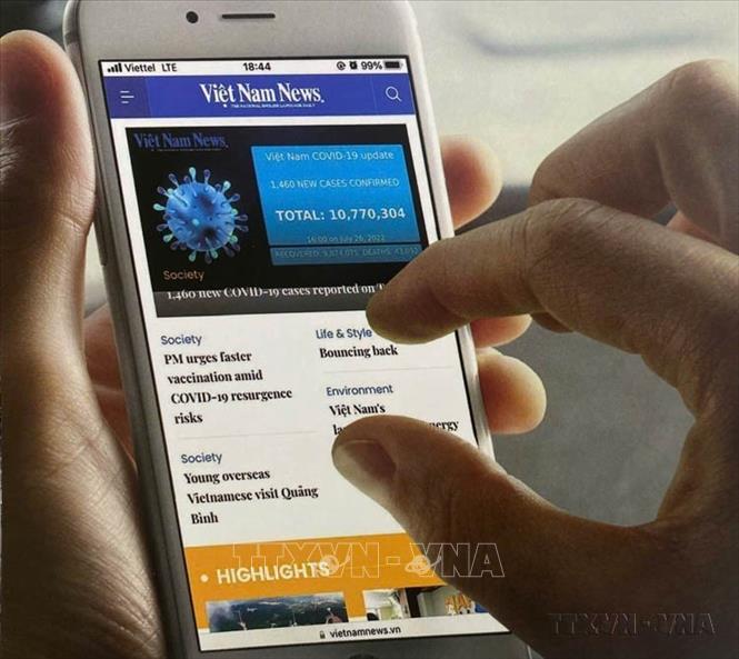 Ứng dụng Vietnam News Daily trên điện thoại thông minh, bạn đọc có thể tiếp cận báo Việt Nam News ở mọi nơi, mọi lúc. Ảnh: TTXVN phát Ứng dụng Vietnam News Daily trên điện thoại thông minh, bạn đọc có thể tiếp cận báo Việt Nam News ở mọi nơi, mọi lúc. Ảnh: TTXVN phát