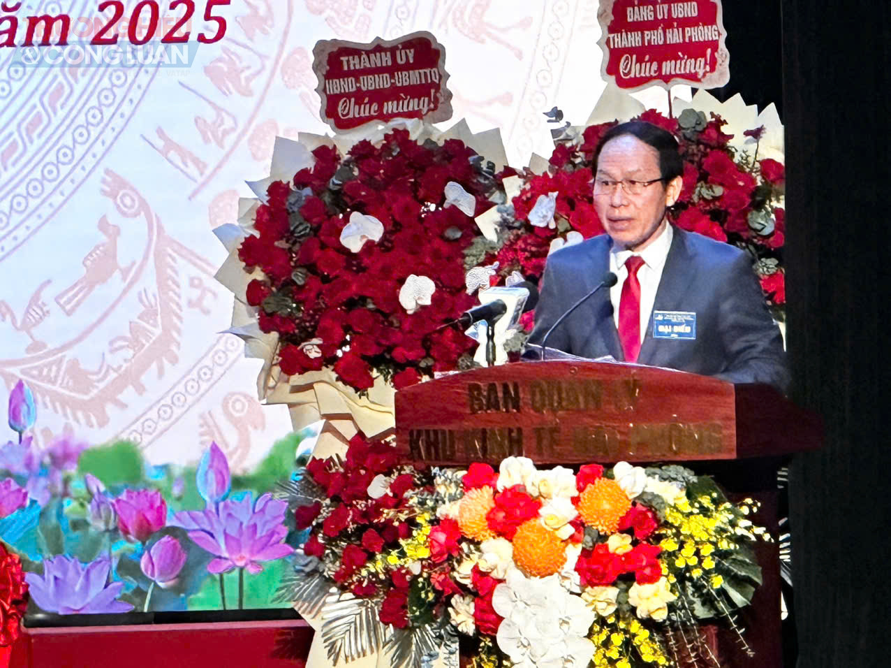 Đồng chí Lê Tiến Châu, Bí thư Thành uỷ, Trưởng đoàn đại biểu Quốc hội TP. Hải Phòng phát biểu tại đại hội Đồng chí Lê Tiến Châu, Bí thư Thành uỷ, Trưởng đoàn đại biểu Quốc hội TP. Hải Phòng phát biểu tại đại hội