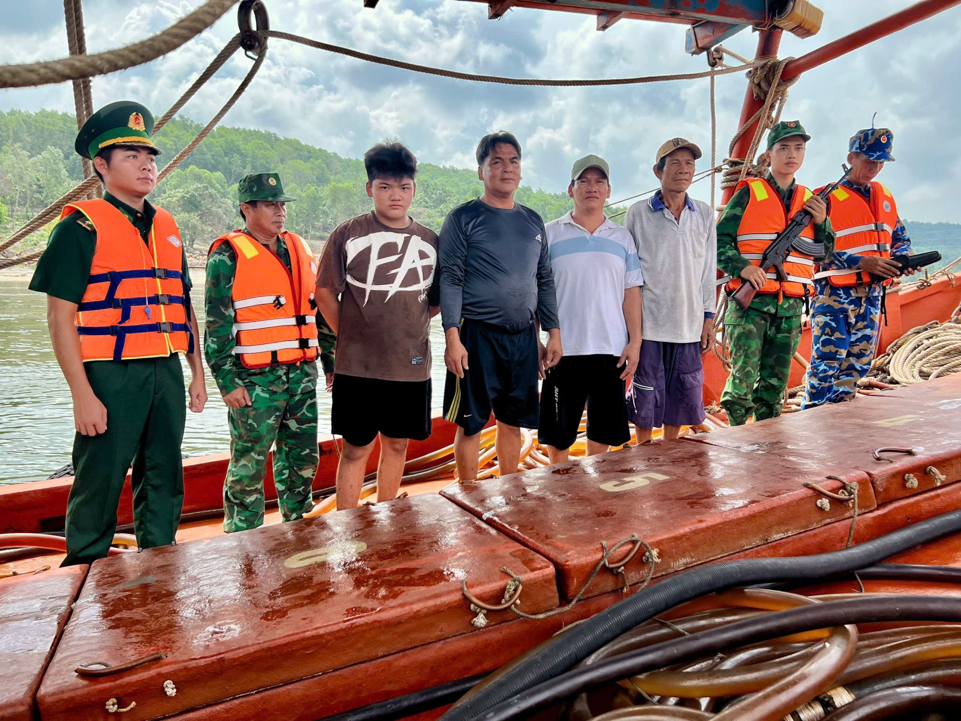 Lực lượng Biên phòng tỉnh Kiên Giang phát hiện tàu chở 26.000 lít dầu Do không rõ nguồn gốc