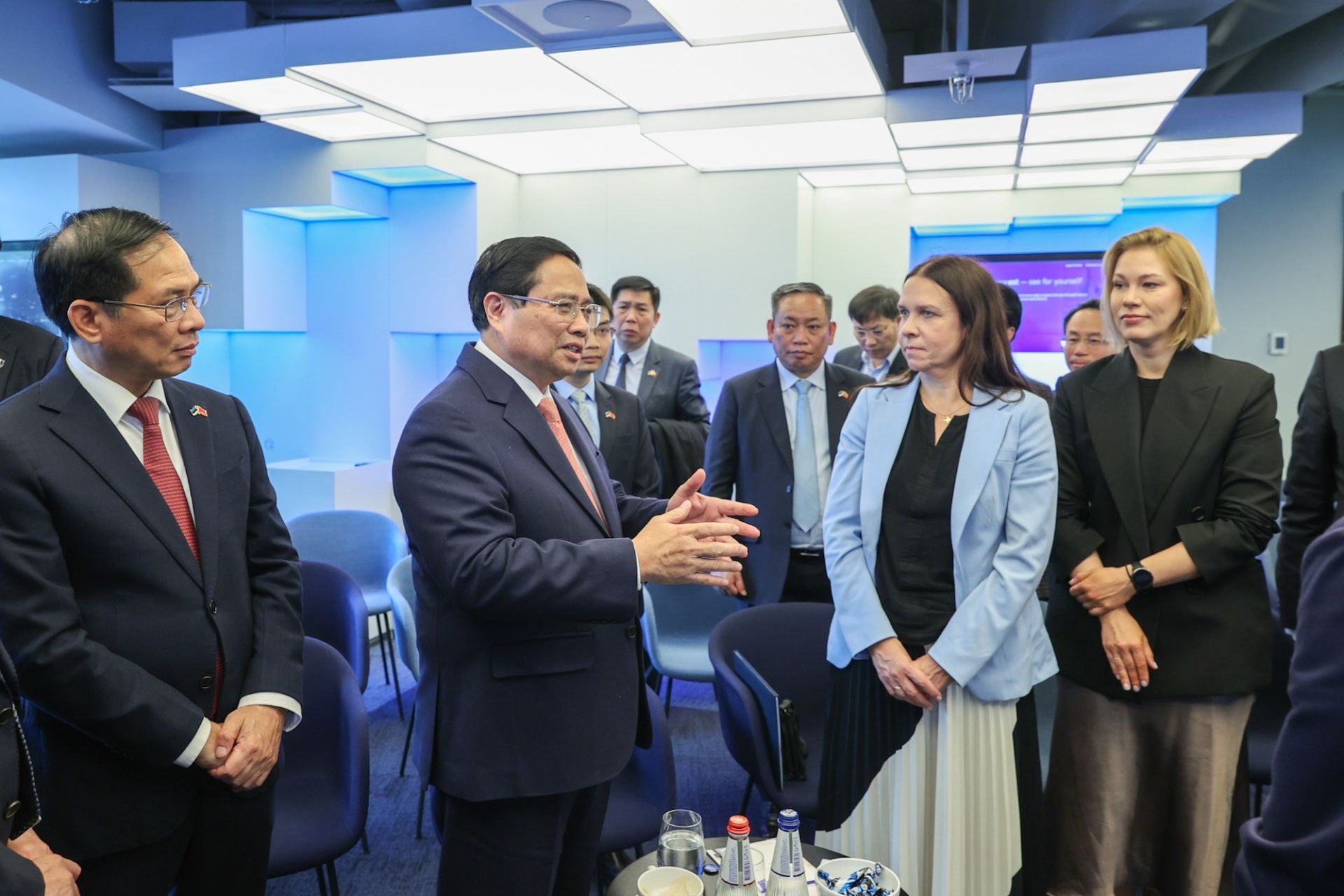 Thủ tướng thăm Trung tâm e-Estonia (e-Estonia Briefing Centre)-trung tâm chính phủ số hàng đầu thế giới tại Estonia - Ảnh: VGP/Nhật Bắc