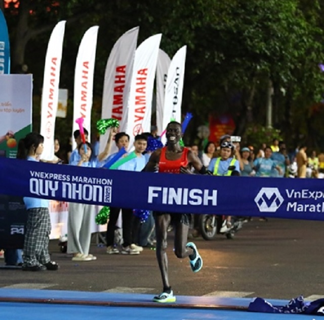 VĐV Victor Chepkwony về đích đầu tiên cự ly 42km nam.
