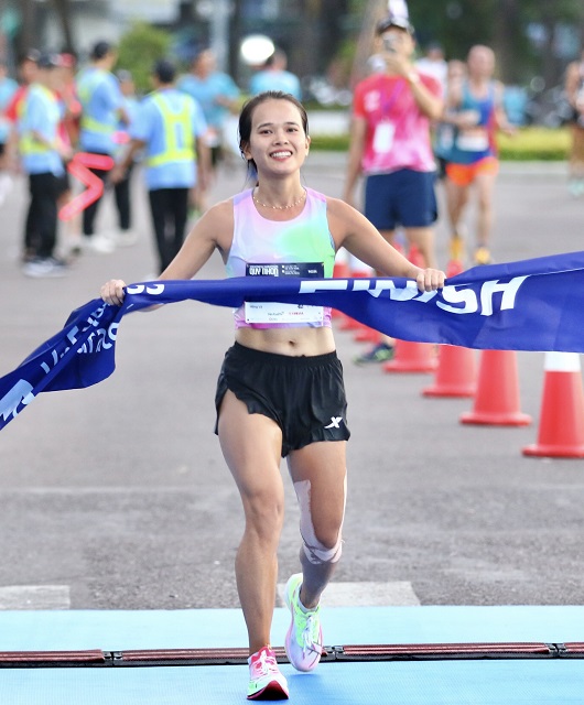 VĐV Phạm Thị Hồng Lệ lần thứ 15 vô địch VnExpress Marathon.
