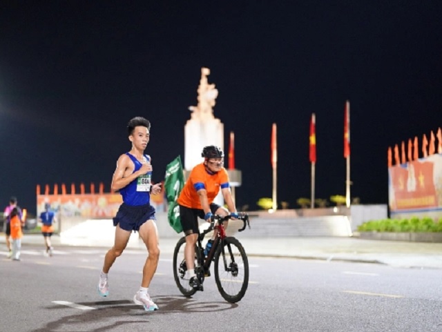 VĐV Lê Đình Tường băng băng về đích cự ly 21km.