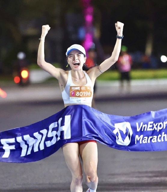 VĐV Trần Duyên về đích đầu tiên cự ly 21km nữ.