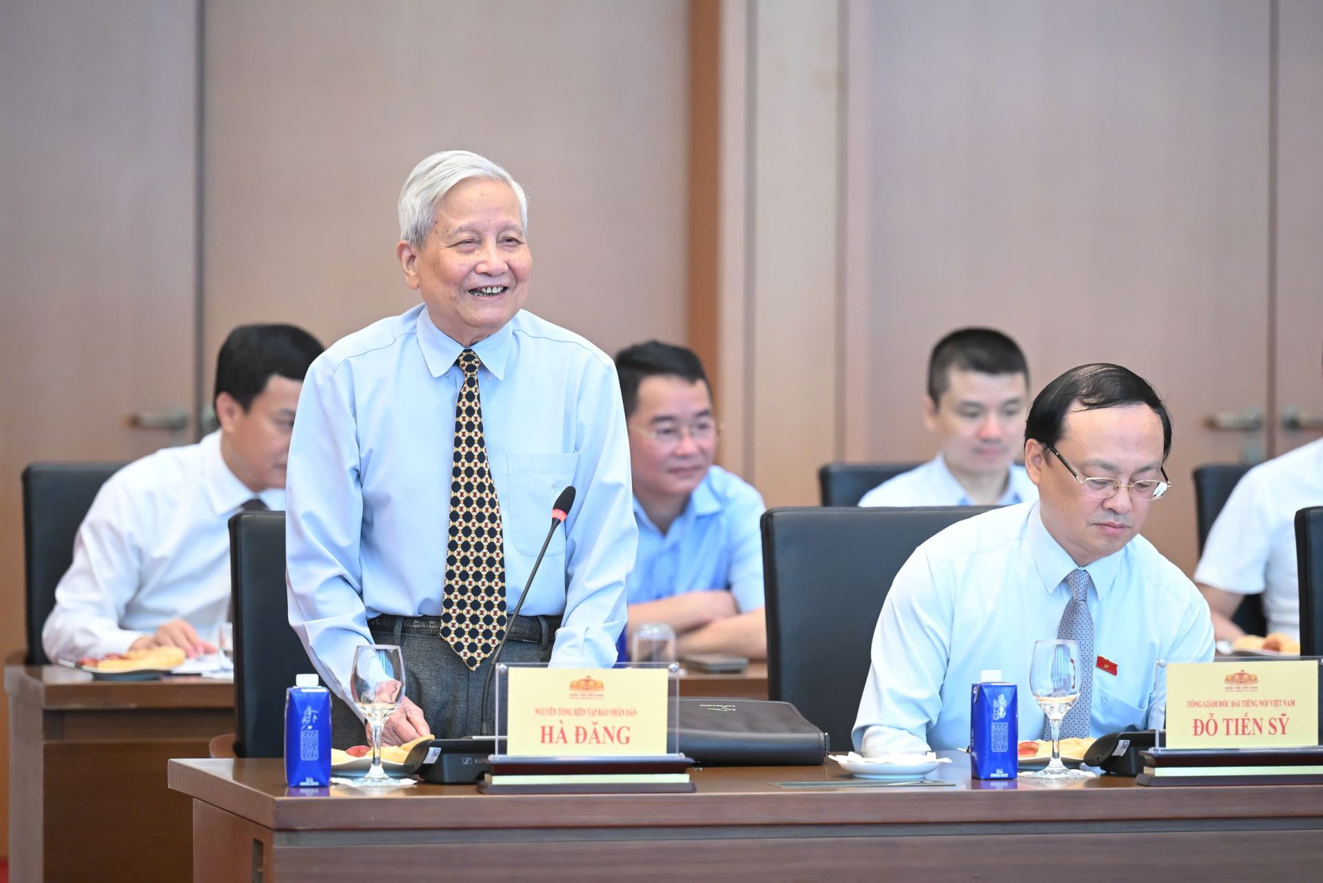 Nhà báo Hà Đăng, nguyên Trưởng ban Tư tưởng - Văn hóa Trung ương, nguyên Tổng Biên tập Báo Nhân Dân, nguyên Tổng Biên tập Tạp chí Cộng sản Nhà báo Hà Đăng, nguyên Trưởng ban Tư tưởng - Văn hóa Trung ương, nguyên Tổng Biên tập Báo Nhân Dân, nguyên Tổng Biên tập Tạp chí Cộng sản