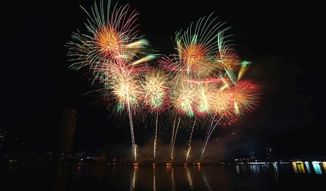 Màn tái xuất pháo hoa đầy ấn tượng của đương kim á quân Trung Quốc. Màn tái xuất pháo hoa đầy ấn tượng của đương kim á quân Trung Quốc.