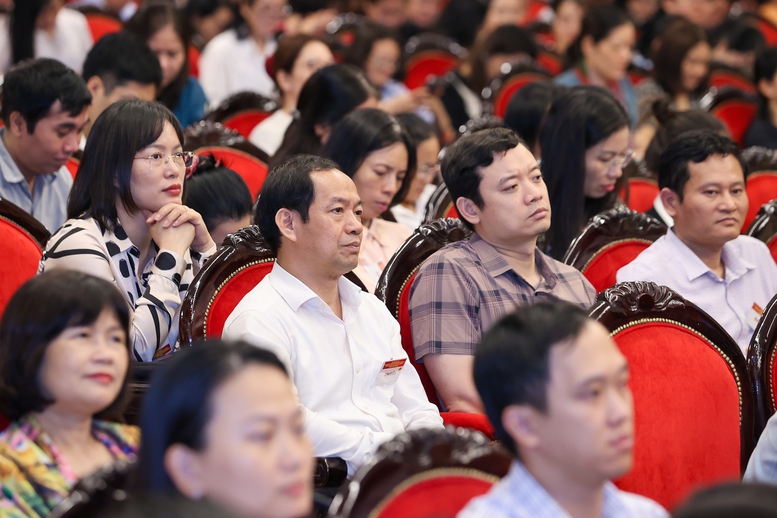 Hội nghị diễn ra trong hai ngày 14 và 15/6, theo hình thức trực tiếp tại Học viện Chính trị quốc gia Hồ Chí Minh, trực tuyến tới gần 11.000 điểm cầu trên toàn quốc, với trên 1,5 triệu đại biểu tham dự - Ảnh: VGP/Nhật Bắc Hội nghị diễn ra trong hai ngày 14 và 15/6, theo hình thức trực tiếp tại Học viện Chính trị quốc gia Hồ Chí Minh, trực tuyến tới gần 11.000 điểm cầu trên toàn quốc, với trên 1,5 triệu đại biểu tham dự - Ảnh: VGP/Nhật Bắc