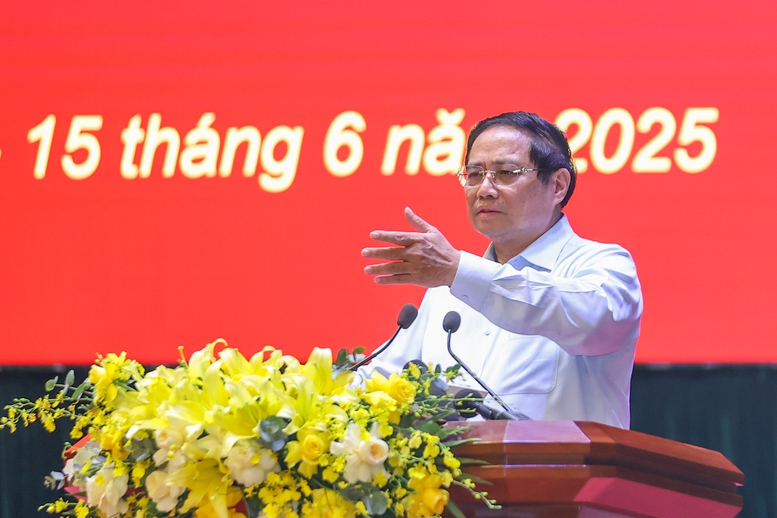 Thủ tướng Phạm Minh Chính nhấn mạnh, 63 tỉnh thành, hay 34 tỉnh thành cũng là đất nước, là quê hương, phải thay đổi tư duy, xóa bỏ định kiến để tất cả vì sự phát triển chung - Ảnh: VGP/Nhật Bắc Thủ tướng Phạm Minh Chính nhấn mạnh, 63 tỉnh thành, hay 34 tỉnh thành cũng là đất nước, là quê hương, phải thay đổi tư duy, xóa bỏ định kiến để tất cả vì sự phát triển chung - Ảnh: VGP/Nhật Bắc