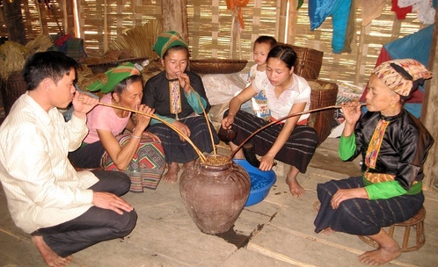 Uống rượu cần, một trong những nét đẹp văn hóa của người Thái. Uống rượu cần, một trong những nét đẹp văn hóa của người Thái.