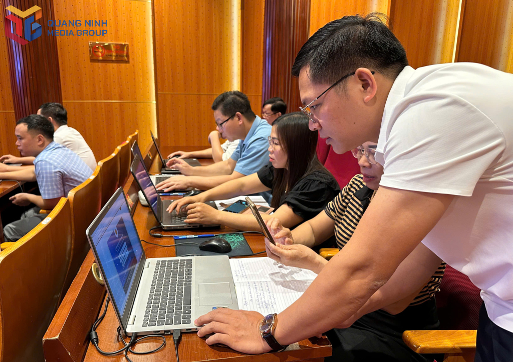 Đội ngũ kỹ thuật hỗ trợ các học viên thực hành tại buổi tập huấn.