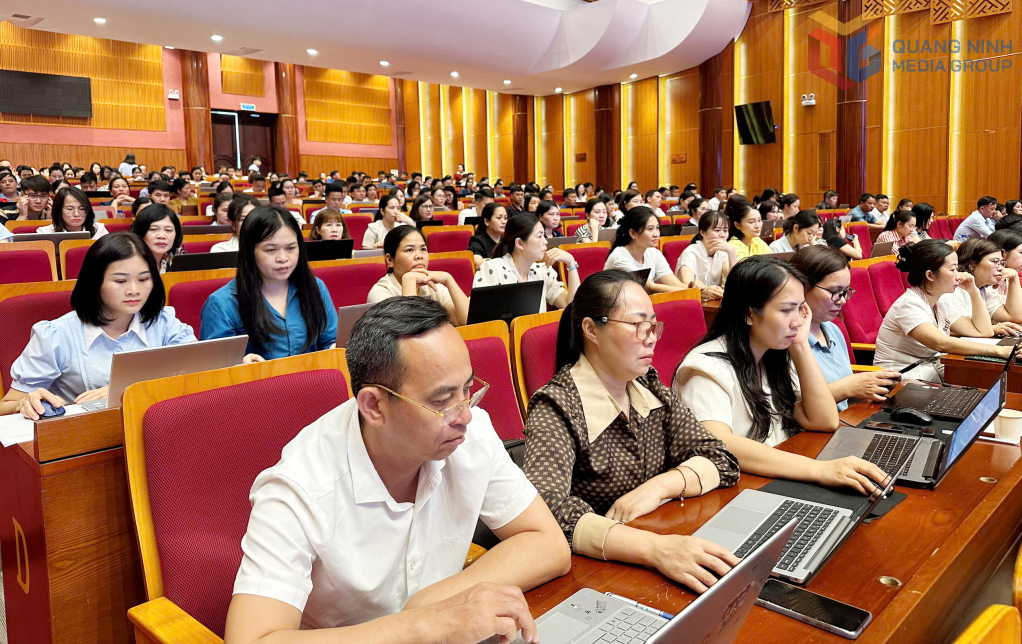Các học viên tham gia tập huấn triển khai Trung tâm Phục vụ hành chính công một cấp theo mô hình chính quyền quản lý 2 cấp. Các học viên tham gia tập huấn triển khai Trung tâm Phục vụ hành chính công một cấp theo mô hình chính quyền quản lý 2 cấp.