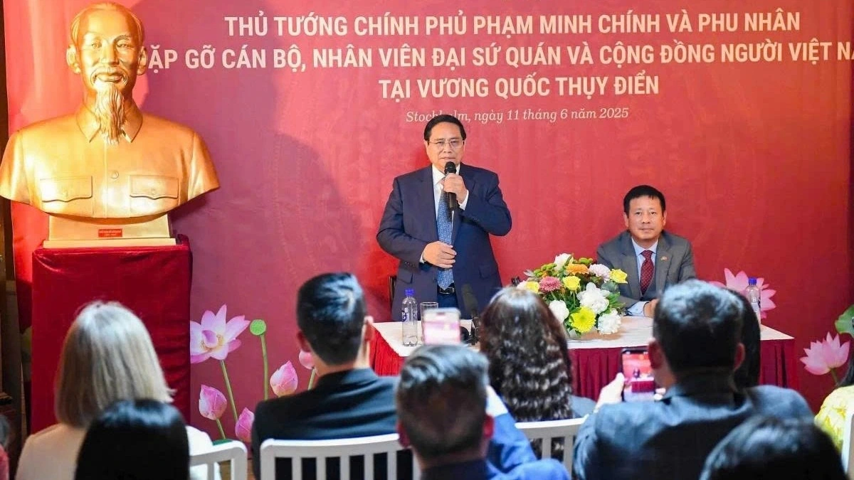 Thủ tướng Phạm Minh Chính và Phu nhân cùng đoàn đại biểu cấp cao Việt Nam đã gặp gỡ cán bộ, nhân viên Đại sứ quán và cộng đồng người Việt Nam tại Thụy Điển.