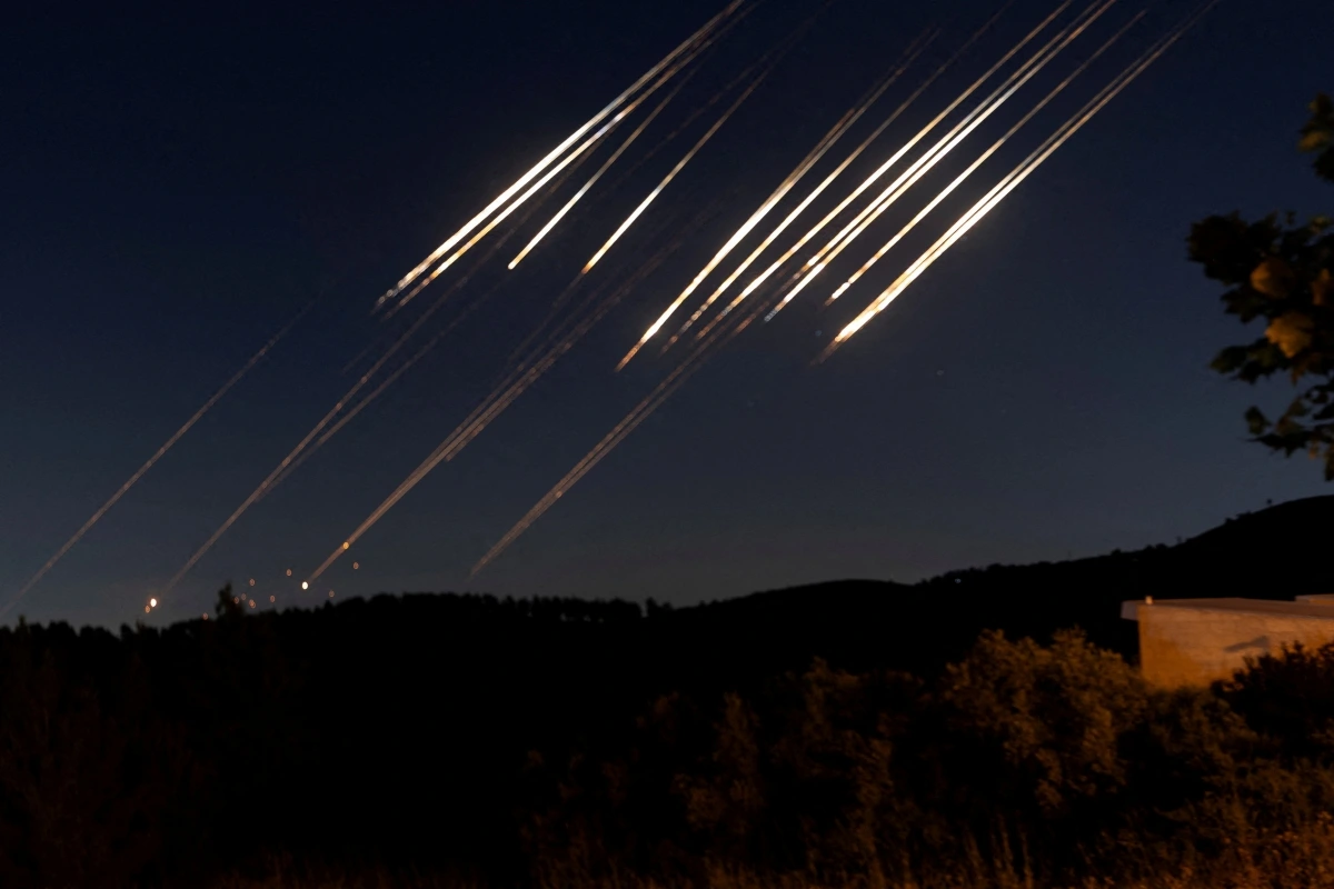 Tên lửa phóng từ Iran về phía Israel bị đánh chặn. Ảnh: Reuters Tên lửa phóng từ Iran về phía Israel bị đánh chặn. Ảnh: Reuters
