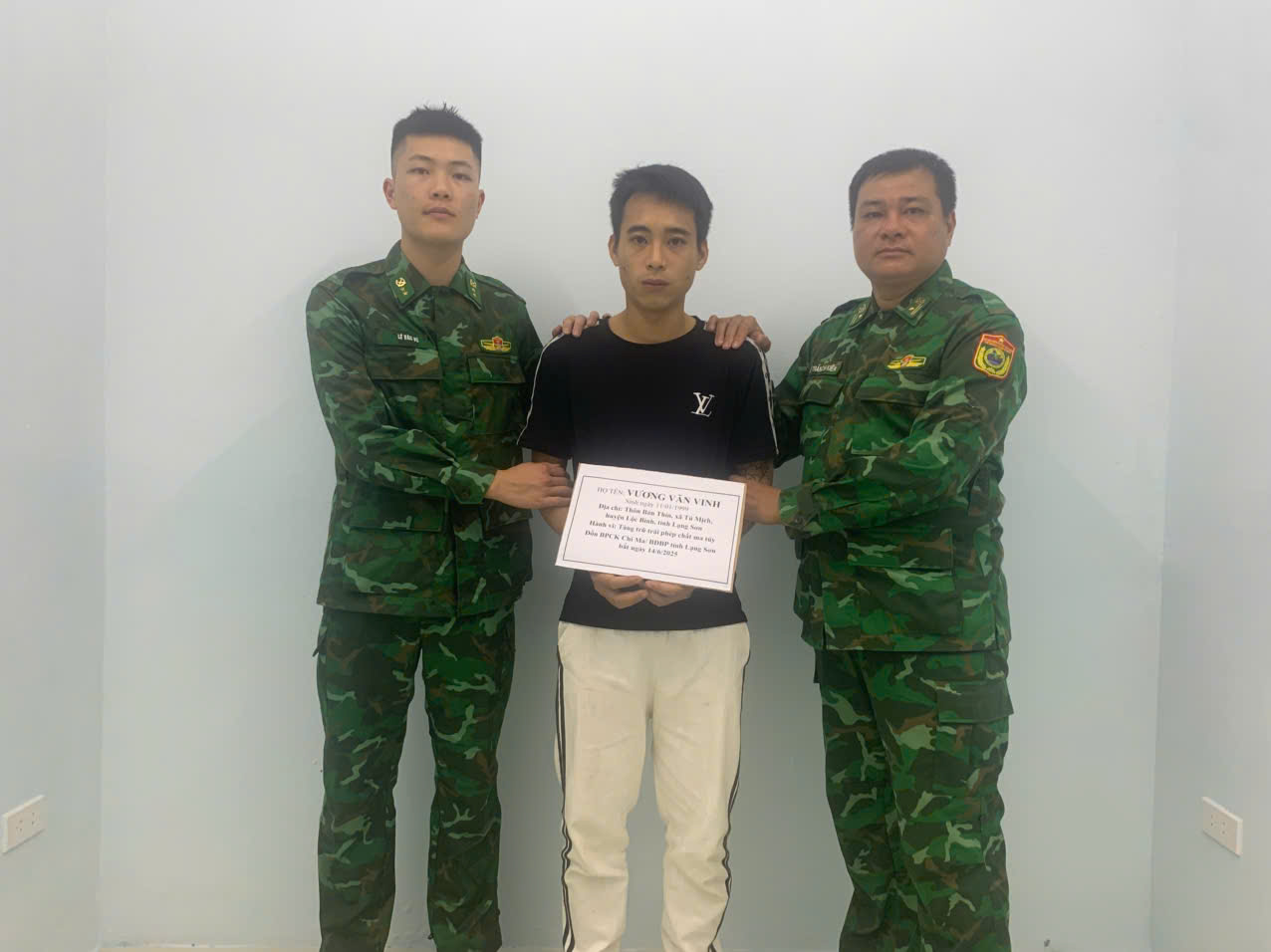 Cán bộ Đồn Biên phòng cửa khẩu Chi Ma lấy lời khai đối tượng Vương Văn Vinh