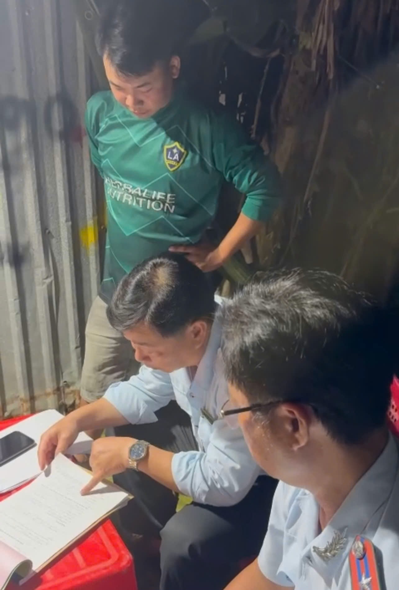 Đoàn kiểm tra lập biên bản và tạm giữ toàn bộ số heo trên để theo dõi, kiểm tra dịch bệnh. Ảnh: Nguyên Du