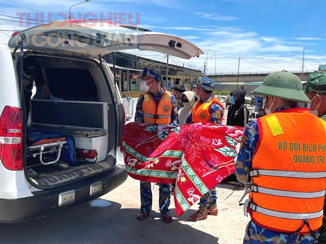 Lực lượng BĐBP tỉnh Quảng Trị đã vận chuyển thi thể nạn nhân vào bờ để đưa về quê mai táng.