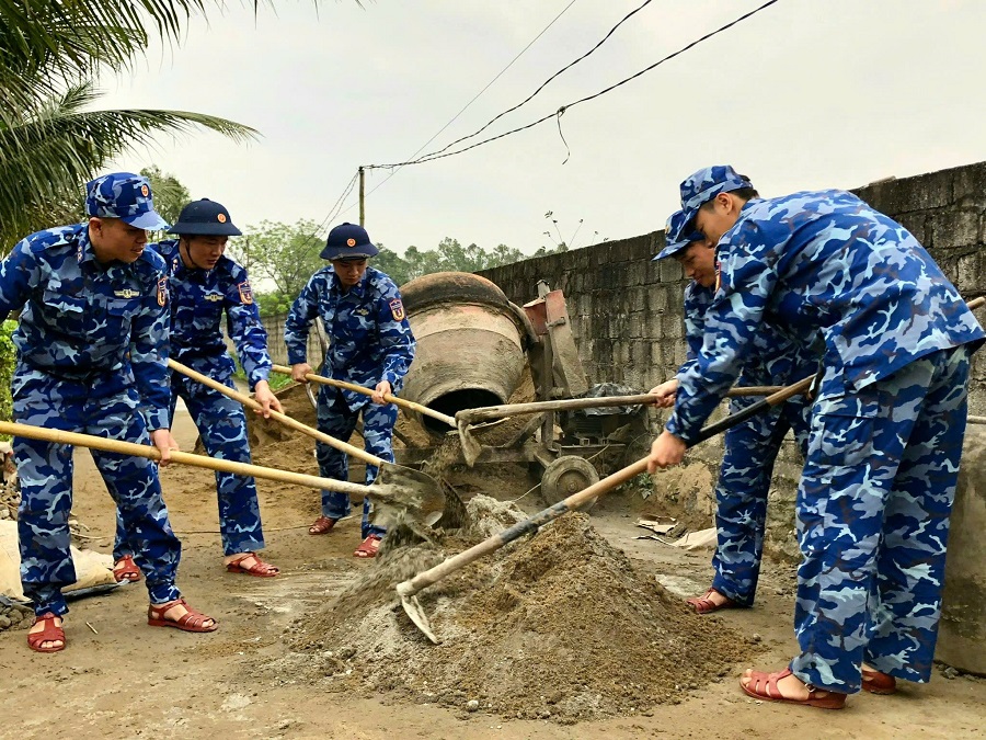 Lao động giúp nhân dân xã Xuân Liên làm đường bê tông xây dựng nông thôn mới
