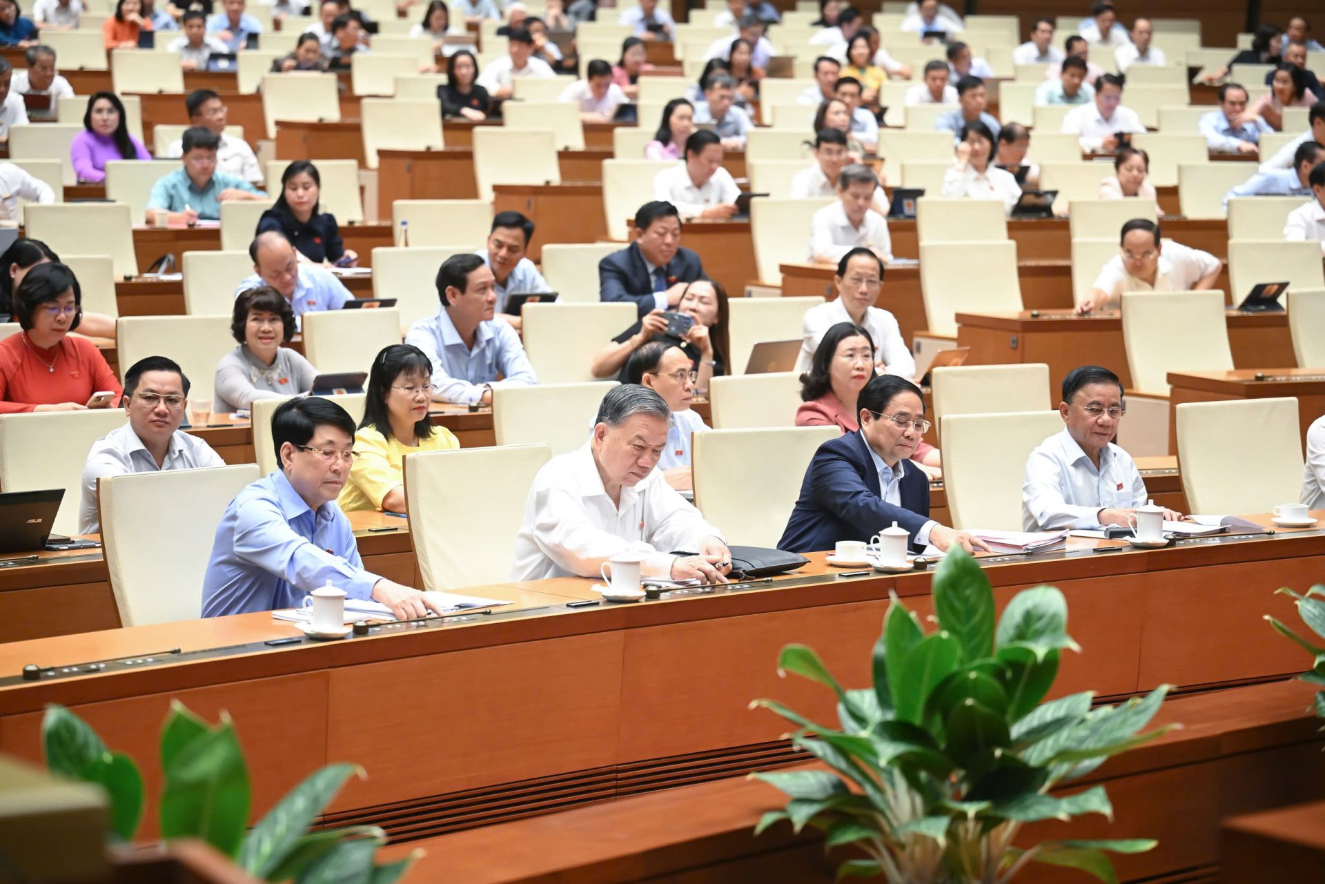 Các đại biểu bấm nút thông qua Nghị quyết của Quốc hội sửa đổi, bổ sung một số điều của Hiến pháp năm 2013 bằng hình thức biểu quyết điện tử.