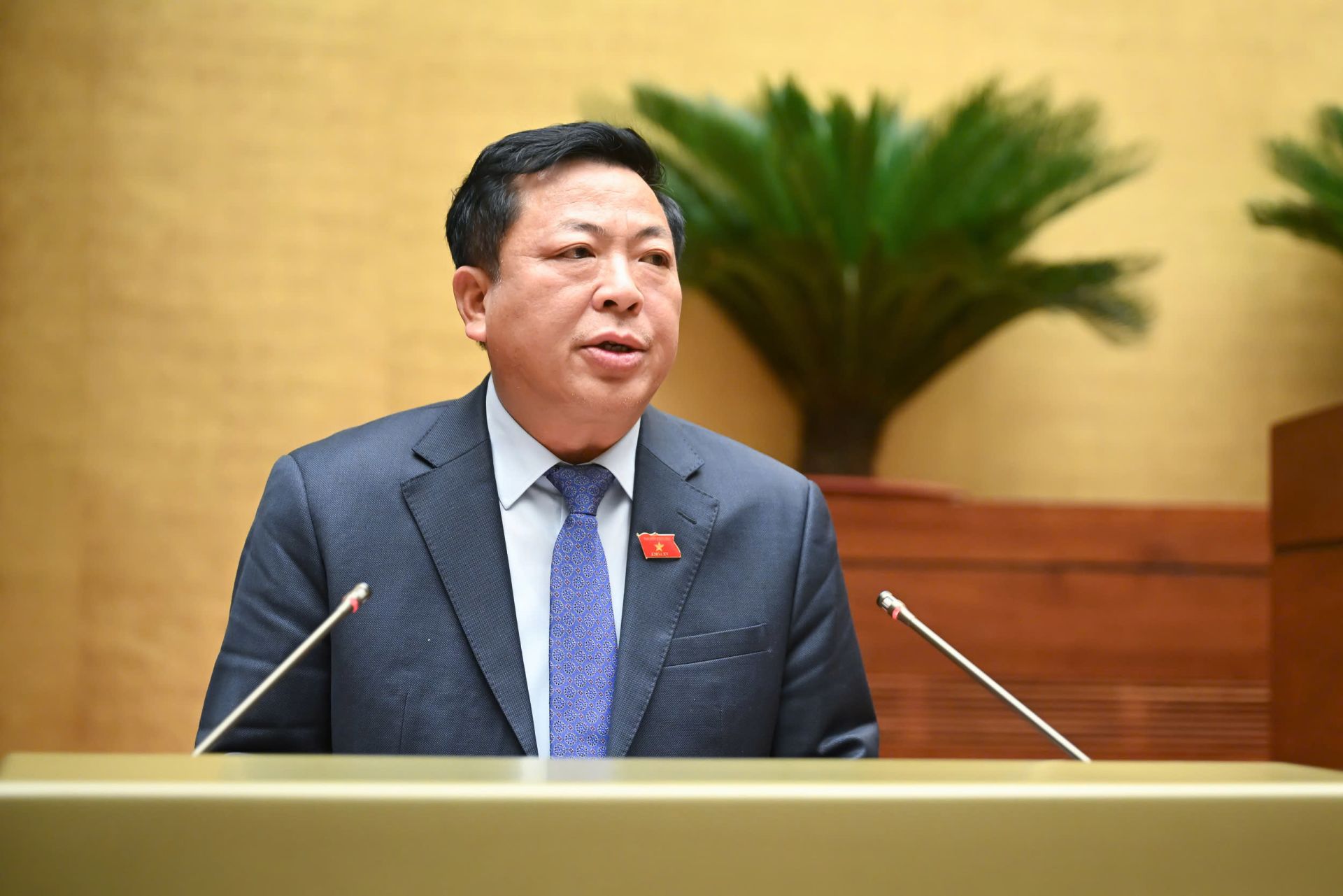 Bộ trưởng Bộ Xây dựng, thừa ủy quyền của Thủ tướng Chính phủ trình bày Tờ trình (bổ sung) dự án Luật Đường sắt (sửa đổi)