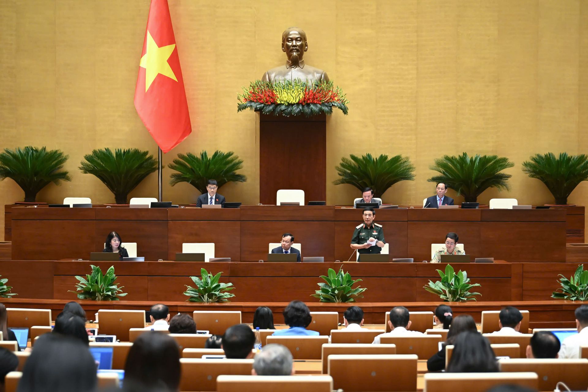 Đại tướng Phan Văn Giang, Bộ trưởng Bộ Quốc phòng phát biểu làm rõ một số vấn đề đại biểu Quốc hội quan tâm