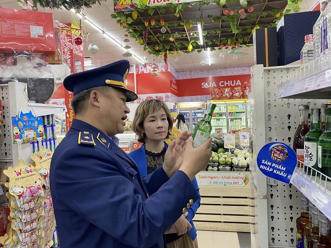 Phóng viên Tạp chí Thương hiệu và Công luận tác nghiệp cùng lực lượng QLTT tại Thái Nguyên