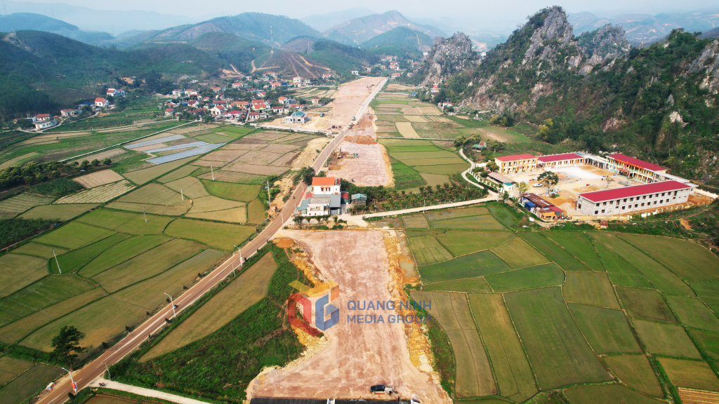 Dự án tuyến đường nối đường tỉnh 342 với Quốc lộ 279 qua trung tâm xã Sơn Dương do BQL Dự án đầu tư xây dựng TP Hạ Long làm chủ đầu tư đang được gấp rút thi công, chốt khối lượng sẵn sàng bàn giao trước 1/7.