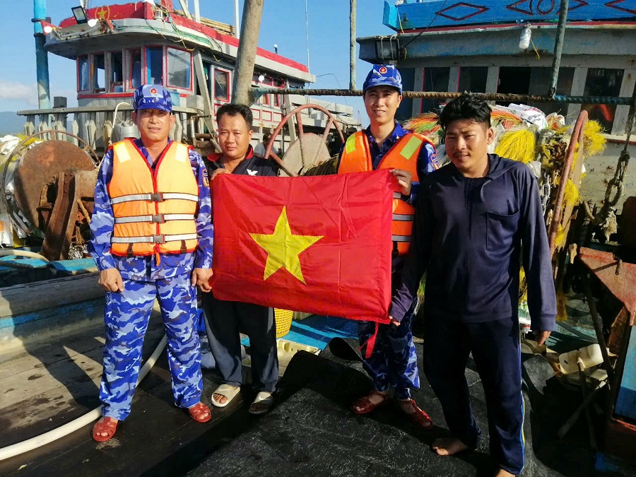 Tàu Cảnh sát biển 3005 tuyên truyền pháp luật và tặng cờ Tổ quốc cho ngư dân trên khu vực biển Hòn La (Quảng Bình)