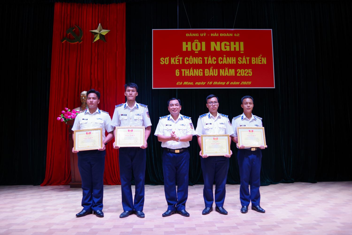 Trung tá Trịnh Minh Hiển – Bí thư Đảng ủy, Chính ủy Hải đoàn trao tặng giấy khen cho các tập thể, cá nhân đạt thành tích tiêu biểu trong thực hiện nhiệm vụ 6 tháng đầu năm 2025.