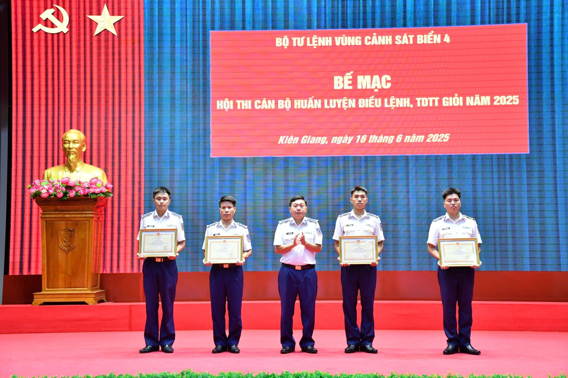 Nâng cao trình độ của cán bộ trong huấn luyện điều lệnh, thể dục thể thao