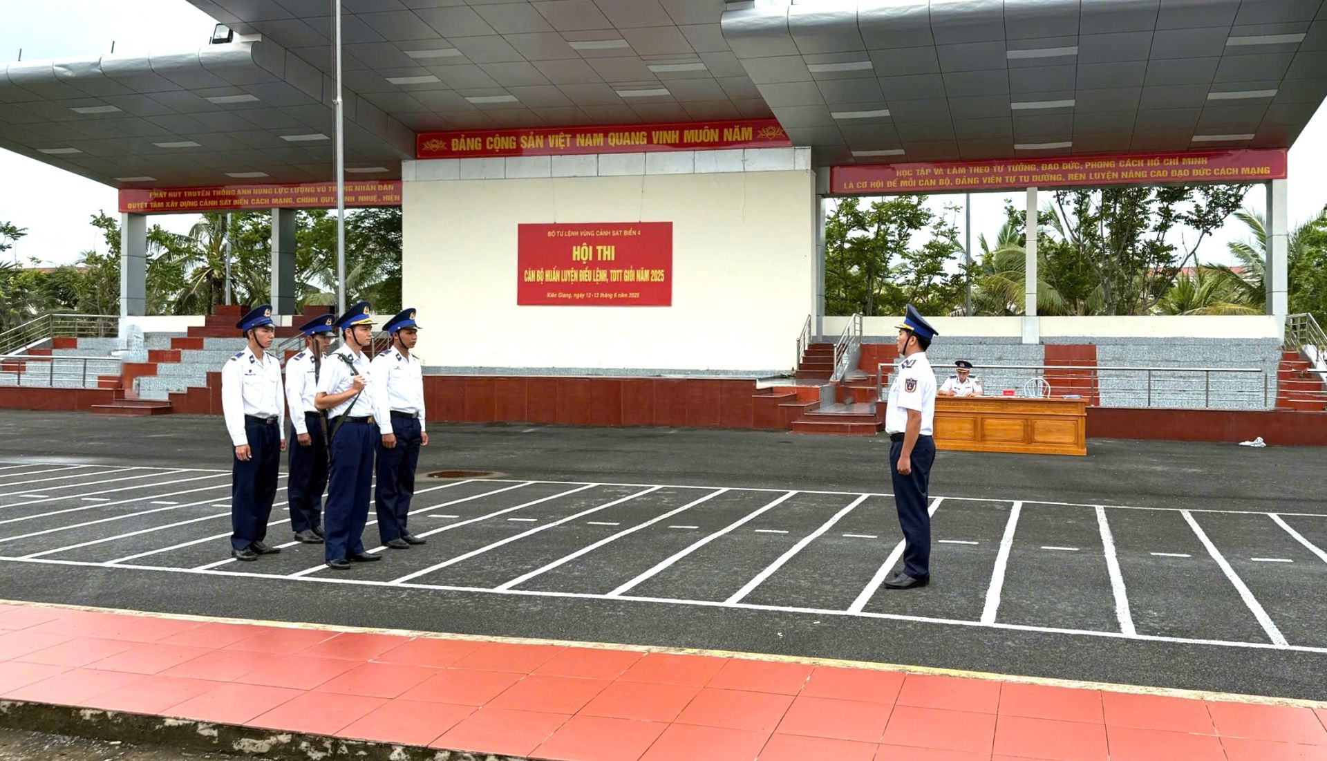 Tổ chức phương pháp huấn luyện Điều lệnh đội ngũ có súng