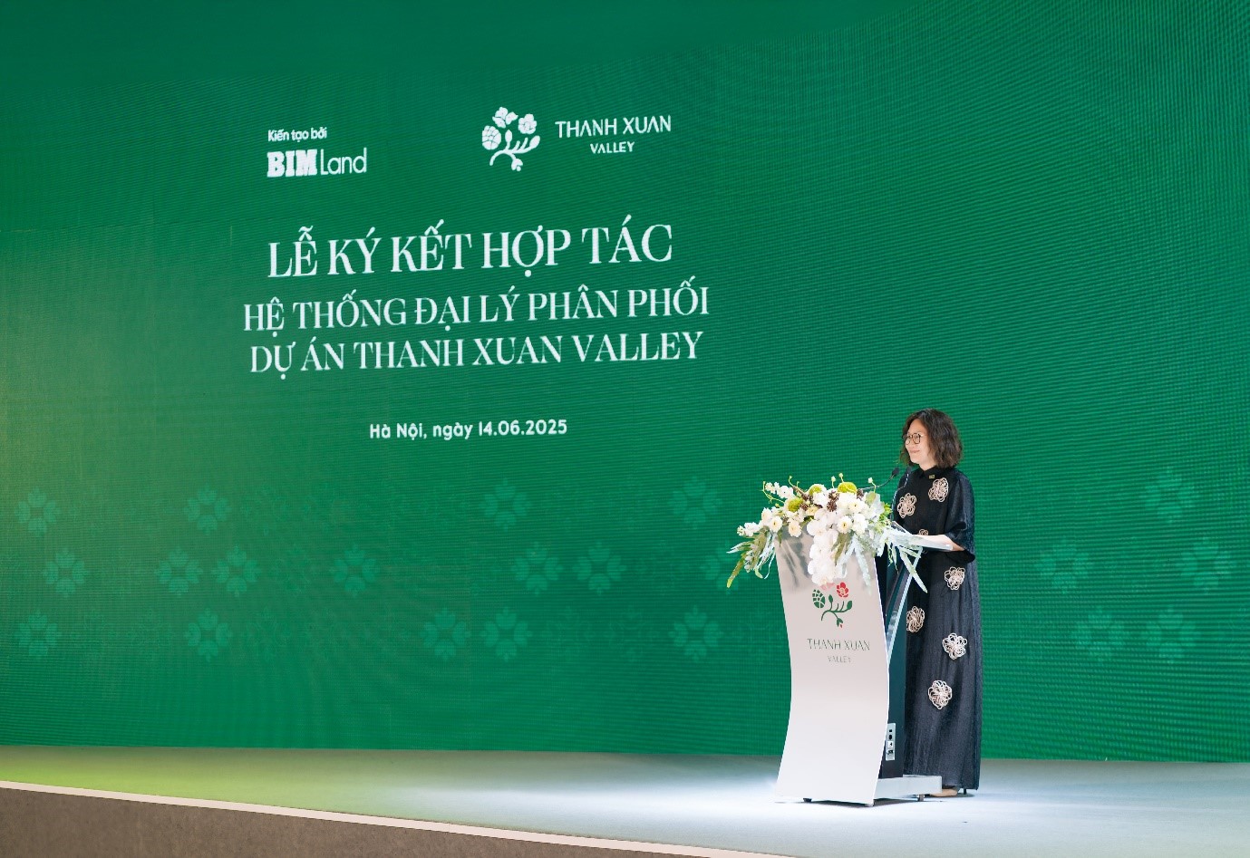 Phát biểu tại sự kiện, bà Nguyễn Hương Giang - Giám đốc Khối Thương mại Bất động sản BIM Land bày tỏ tin tưởng với sự đồng hành của các đối tác giàu kinh nghiệm sẽ mang đến những kết quả thành công cho dự án Thanh Xuan Valley trong năm 2025. Ảnh BIM Land. Phát biểu tại sự kiện, bà Nguyễn Hương Giang - Giám đốc Khối Thương mại Bất động sản BIM Land bày tỏ tin tưởng với sự đồng hành của các đối tác giàu kinh nghiệm sẽ mang đến những kết quả thành công cho dự án Thanh Xuan Valley trong năm 2025. Ảnh BIM Land.