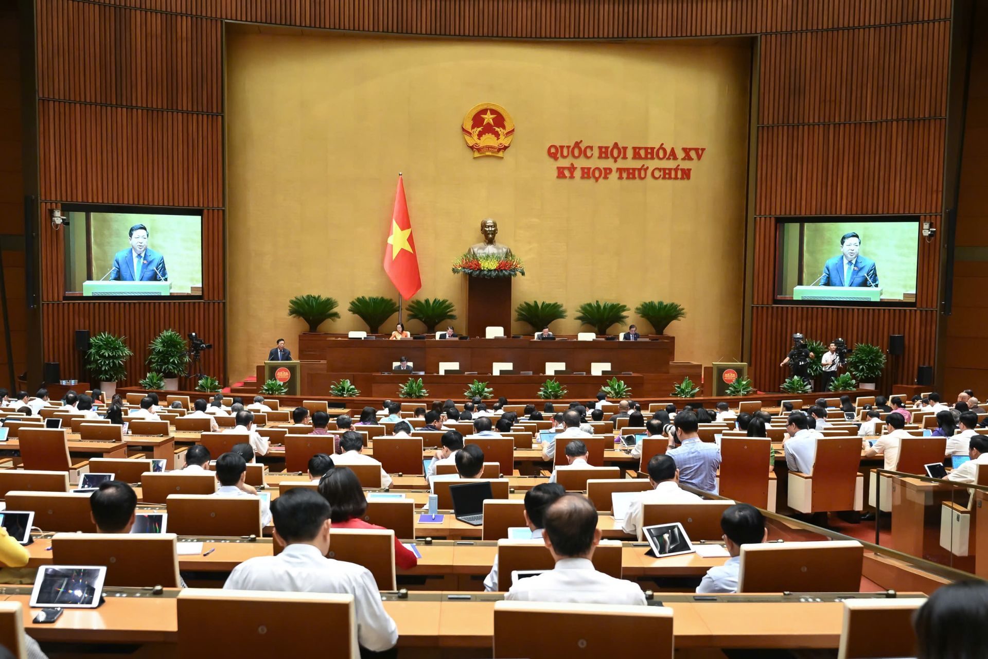 Toàn cảnh phiên thảo luận dự án Luật Đường sắt sửa đổi. Ảnh quochoi.vn.