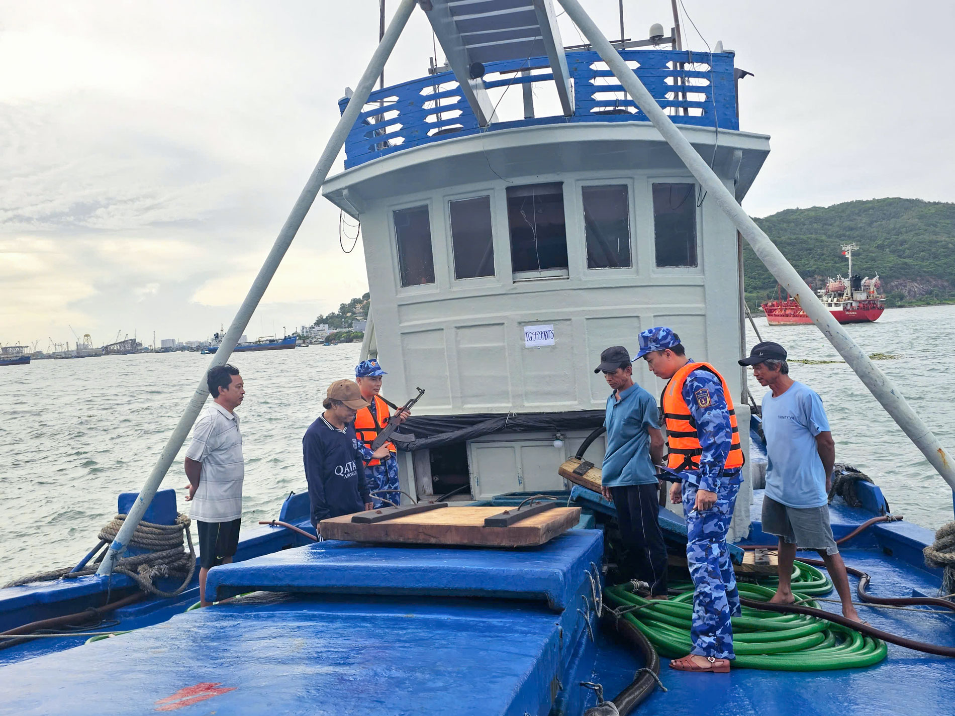 Cảnh sát Biển bắt giữ khoảng 25.000 lít dầu DO không rõ nguồn gốc