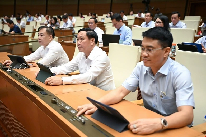 Đại biểu Quốc hội ấn nút biểu quyết trên hội trường tại Kỳ họp thứ 9, sáng 16/6