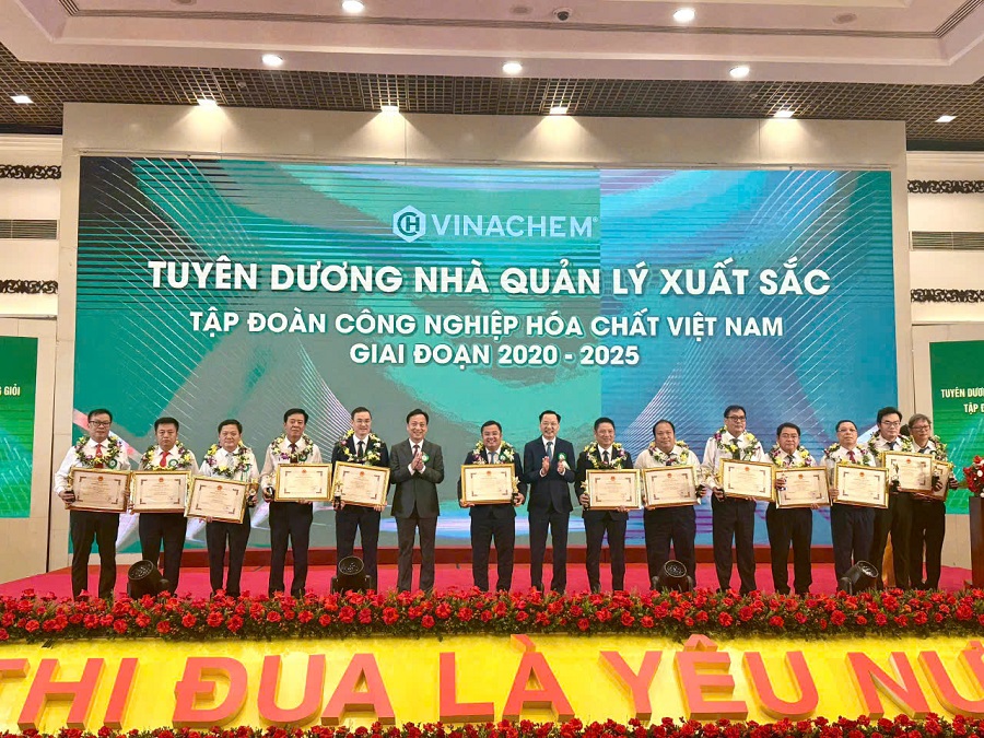 Những nhà lãnh đạo các công ty thành viên Tập đoàn Hóa chất Việt Nam được vinh danh tại Đại hội Những nhà lãnh đạo các công ty thành viên Tập đoàn Hóa chất Việt Nam được vinh danh tại Đại hội