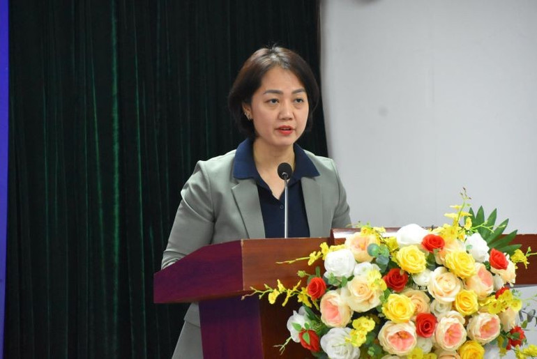 Quyền Giám đốc Trung tâm văn hóa báo chí Lê Mỹ Ái Linh thông tin về hội báo.